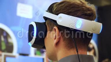 用虚拟现实游戏虚拟现实游戏中的虚拟现实耳机关闭年轻人的头部